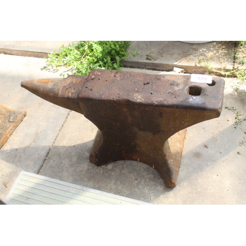 175 - A SMALL VINTAGE CAST IRON BLACKSMITHS ANVIL (H:23CM L:51CM) NO VAT