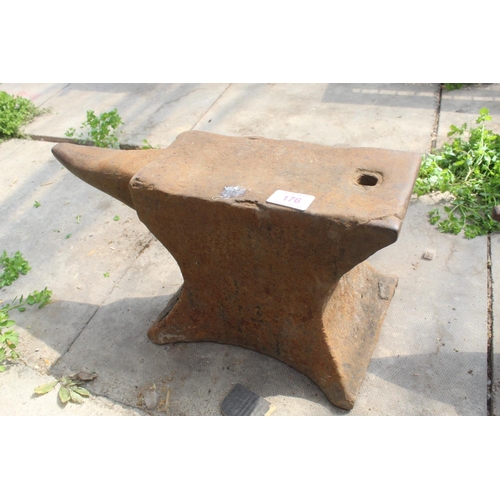 176 - A SMALL VINTAGE CAST IRON BLACKSMITHS ANVIL (H:27CM L:52CM) NO VAT