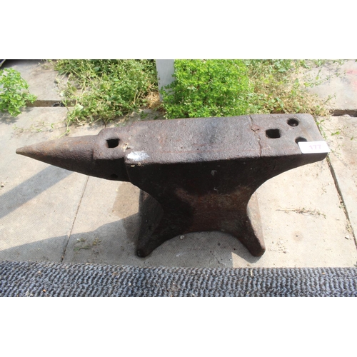 177 - A SMALL VINTAGE CAST IRON BLACKSMITHS ANVIL (H:22CM L:52CM) NO VAT