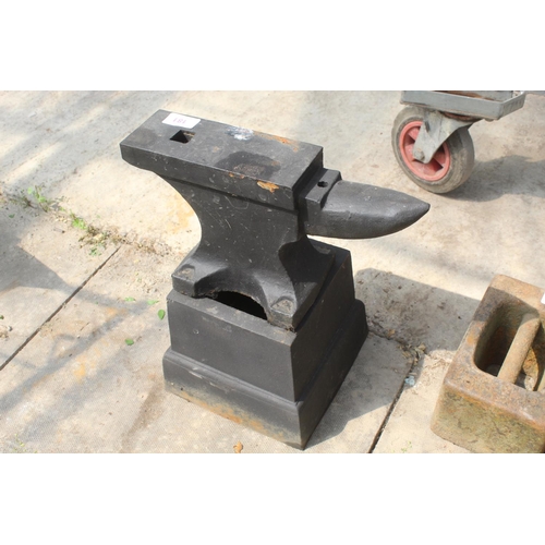 181 - A SMALL VINTAGE CAST IRON BLACKSMITHS ANVIL AND CAST IRON STAND (ANVIL H:21CM L:39CM STAND H:21CM) N... 