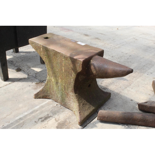 188 - A VINTAGE CAST IRON BLACKSMITHS ANVIL (H:32CM L:58CM) NO VAT