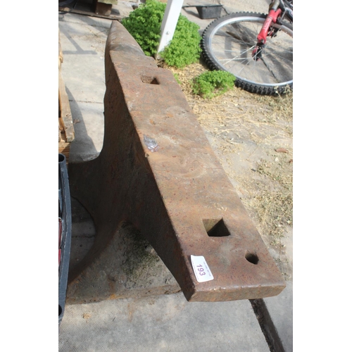 193 - A LARGE VINTAGE CAST IRON BLACKSMITHS ANVIL (H:37CM L:103CM) NO VAT