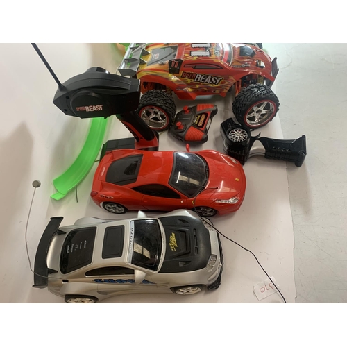 403 - A MIXED LOT OF TOYS TO INCLUDE REMOTE CONTROLLED CARS, CAR TRACK, VEHICLES, ETC