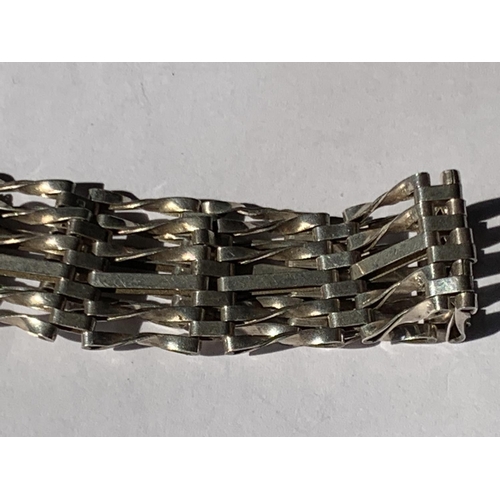 525 - A SILVER FIVE BAR GATE BRACELET