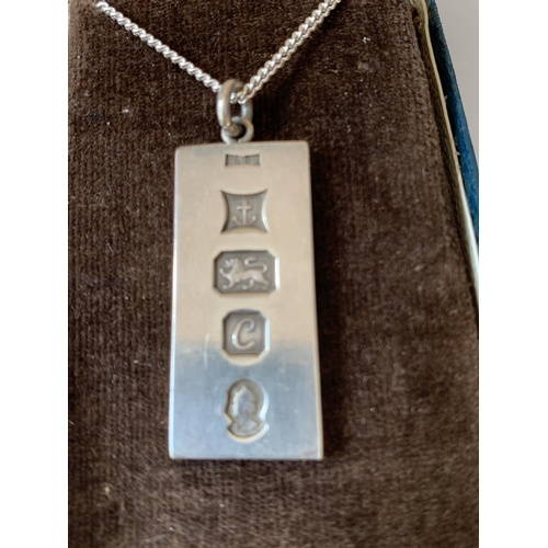 530 - A SILVER NECKLACE WITH INGOT IN A PRESENTATION BOX