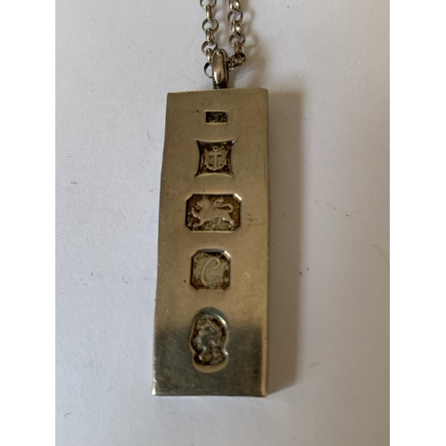 546 - A SILVER NECKLACE WITH INGOT PENDANT