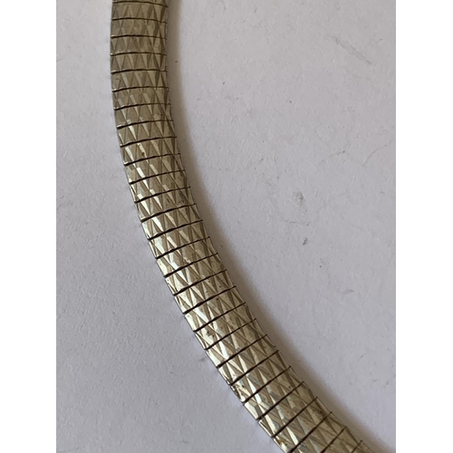 569 - A SILVER FLAT LINK NECKLACE