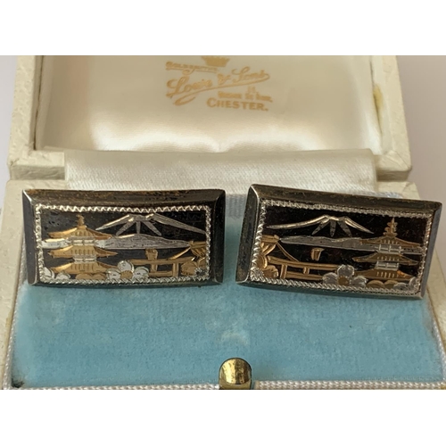 570 - A PAIR OF SILVER CUFFLINKS IN A PRESENTATION BOX