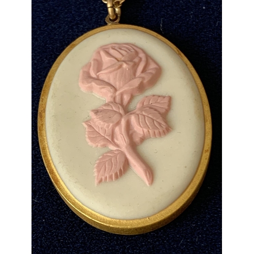 590 - A PINK WEDGEWOOD JASPERWARE NECKLACE IN A PRESENTATION BOX