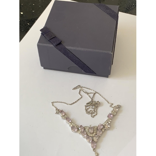 592 - AN ORNATE COSTUME JEWELLERY NECKLACE IN A PRESENTATION BOX