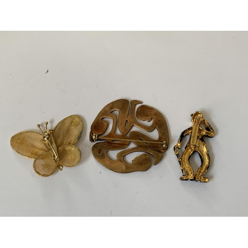 595 - THREE VARIOUS BROOCHES