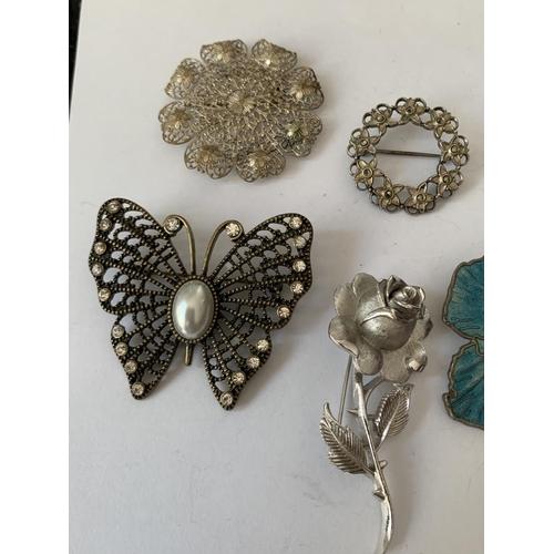 606 - TEN VARIOUS BROOCHES