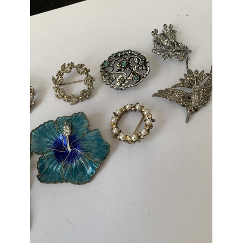 606 - TEN VARIOUS BROOCHES