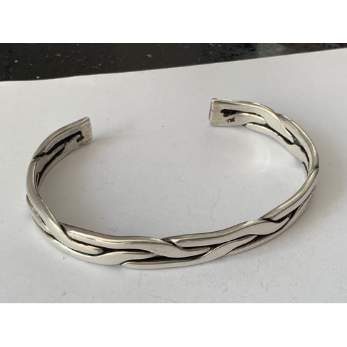 607 - A MATCHING SILVER BANGLE AND RING SET