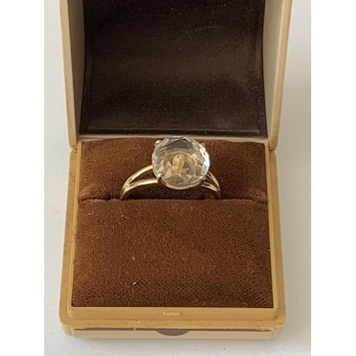 611 - A 9 CARAT GOLD URI GELLER SOLITAIRE RING SIZE T IN A PRESENTATION BOX