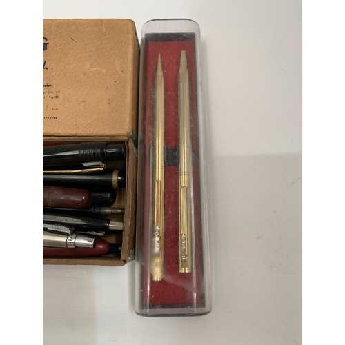 108 - A QUANTITY OF VINTAGE PENS TO INCLUDE A PRKER PEN WITH A GALLON TO LITRE CONVERTER