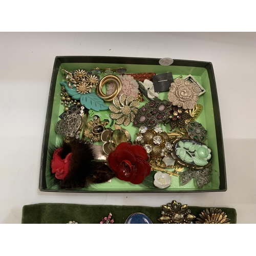 112 - A LARGE QUANTITY OF VINTAGE BROOCHES