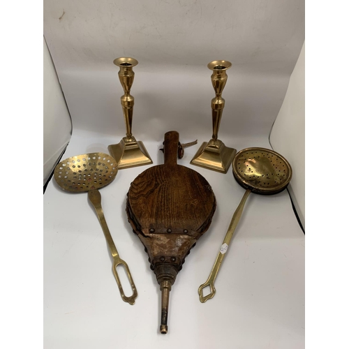 117 - A QUANTITY OF VINTAGE BRASSWARE TO INCLUDE A PAIR OF CANDLESTICKS, CHESTNUT ROASTER, A SKILLET AND F... 