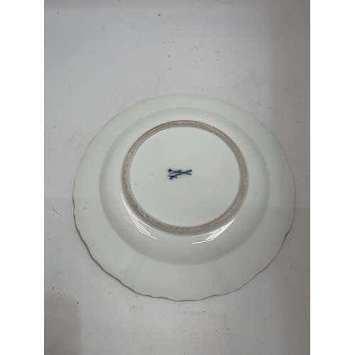 118 - A DECORATIVE PLATE WITH CENTRE IMAGE OF COCKERELS AND BLUE CROSSED SWORD TO THE BASE, DIAMETER 18CM