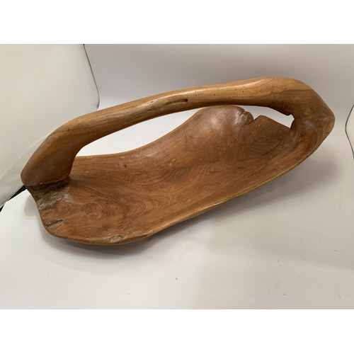 119 - A LARGE VINTAGE HARDWOOD BOWL WITH HANDLE CARVED FROM ONE PIECE OF WOOD, LENGTH 50CM