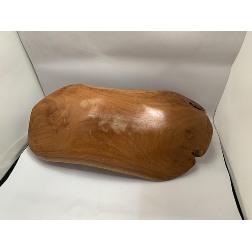 119 - A LARGE VINTAGE HARDWOOD BOWL WITH HANDLE CARVED FROM ONE PIECE OF WOOD, LENGTH 50CM