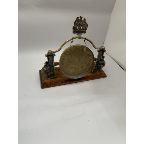 123 - A VICTORIAN BRASS GONG AND HAMMER ON AN OAK BASE WITH HMS VICTORY MOTIF