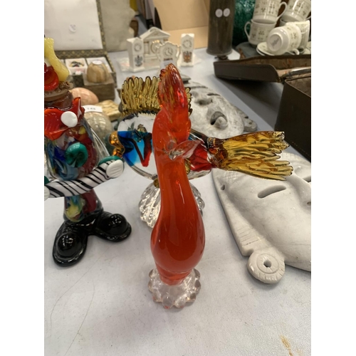 147 - THREE MURANO GLASS FIGURES TO INCLUDE A CLOWN, FISH AND A COCKEREL