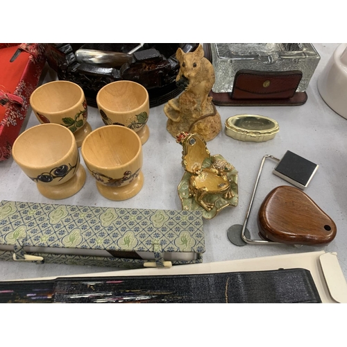 161 - A MIXED LOT TO INCLUDE AN AYNSLEY MOUSE, EGG CUPS, LARGE GLASS ASHTRAY IN A LEATHER HOLDER, FROG TRI... 