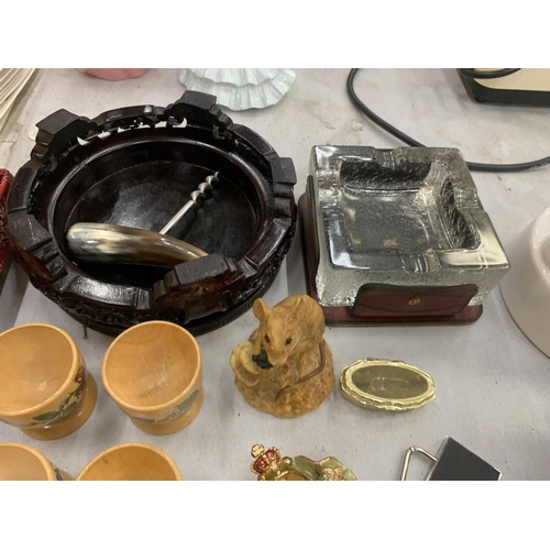 161 - A MIXED LOT TO INCLUDE AN AYNSLEY MOUSE, EGG CUPS, LARGE GLASS ASHTRAY IN A LEATHER HOLDER, FROG TRI... 