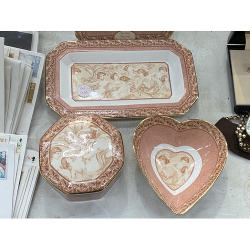 168 - A QUANTITY OF WEDGWOOD 'VENUS' TO INCLUDE A PHOTO FRAME, TRINKET BOX AND DISH AND A RECTANGULAR PLAT... 