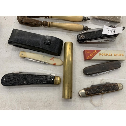 171 - A COLLECTION OF VINTAGE POCKET KNIVES AND NUT CRACKERS