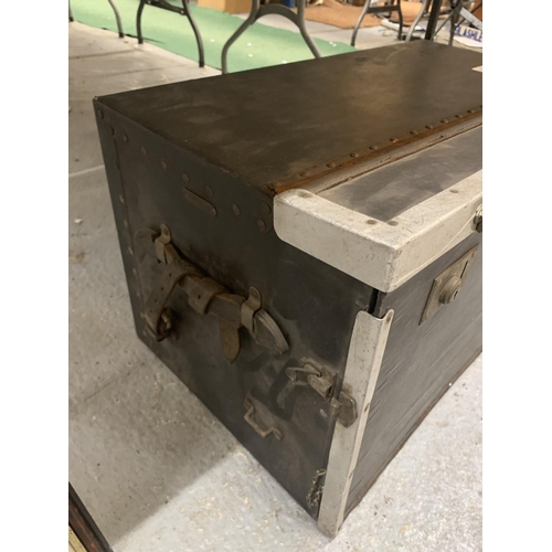 173 - A VINTAGE TRAVELLING TRUNK, WIDTH 68CM, HEIGHT 38CM, DEPTH 39CM