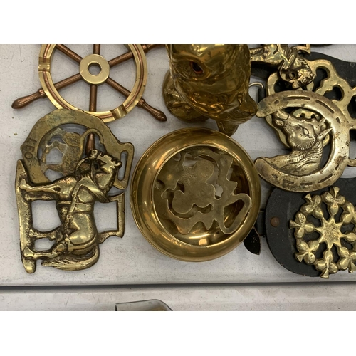 186 - A QUANTITY OF BRASSWARE TO INCLUDE HORSE BRASSES ON MARTINGALES, A HEAVY OWL, BUDDAH, ETC