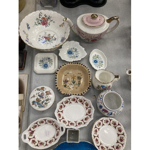 227 - A GROUP OF CERAMICS TO INCLUDE CONTINENTAL SAXE PORCELAIN ETC