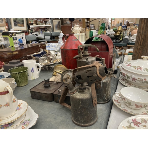 234 - A MIXED LOT OF VINTAGE METAL ITEMS, GAS CAN, BLOW TORCHES, LANTERN ETC