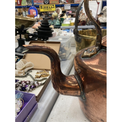 802 - A VINTAGE COPPER KETTLE WITH ACORN FINIAL