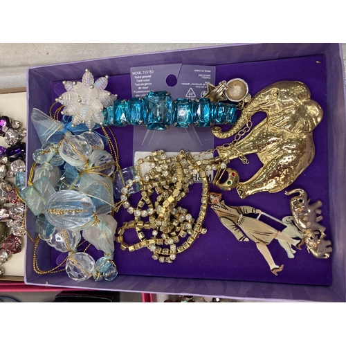 804 - A LARGE MIXED LOT OF COSTUME JEWELLERY TO INCLUDE BOXED ITEMS ETC