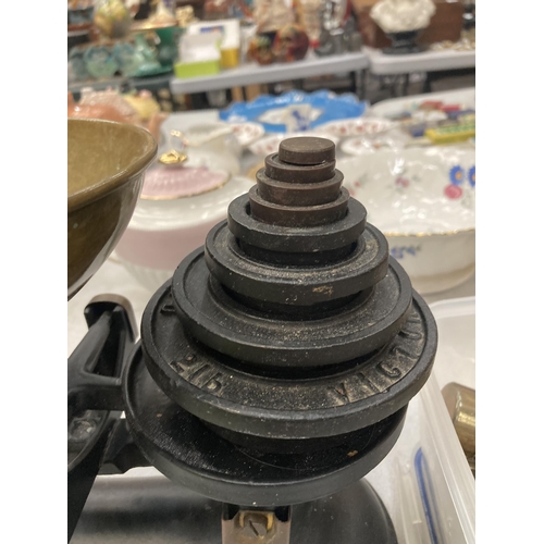 804A - A VINTAGE SET OF WEIGHING SCALES WITH CAST AND BRASS WEIGHTS