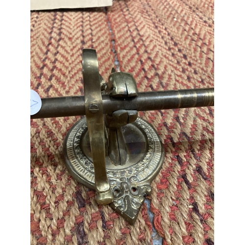 818 - A VINTAGE BRASS CURTAIN POLE WITH HORSE HEAD BRACKETS