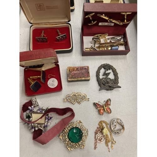 819 - A MIXED COSTUME JEWELLERY LOT TO INCLUDE BOXED CUFFLINKS, GERMAN BADGE ETC