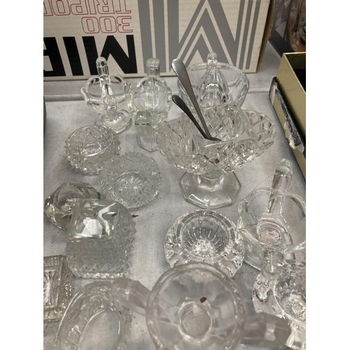 835 - A MIXED LOT OF VINTAGE CUT GLASS ITEMS