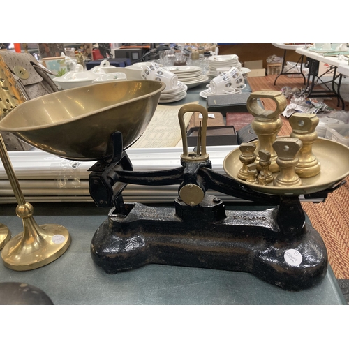 844 - A MIXED LOT TO INCLUDE LIBRA VINTAGE SCALES AND WEIGHTS, LEADED GLASS LANTERNS ETC