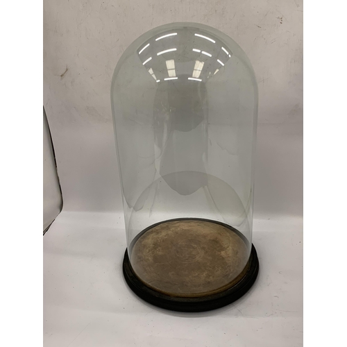 18 - A VINTAGE GLASS DISPLAY CLOCHE DOME, HEIGHT 45CM