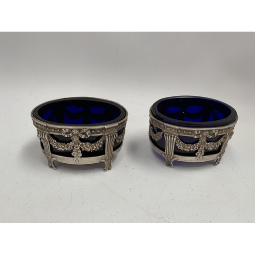 31 - A PAIR OF .925 STAMPED SILVER OPEN SALTS WITH BLUE GLASS LINERS