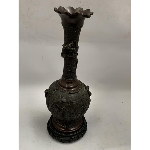 33 - AN ORIENTAL ORNATE BRONZE VASE ON WOODEN BASE, HEIGHT 34CM