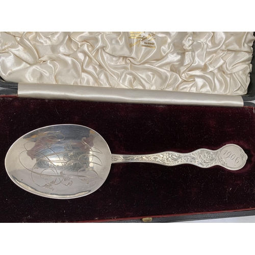 37 - A 1906 HALLMARKED SILVER SERVING SPOON IN CASE