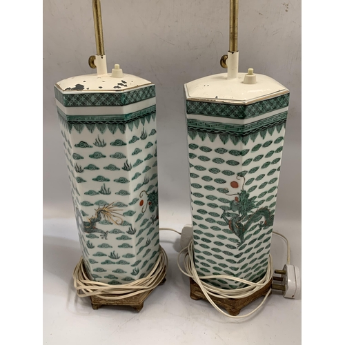 43 - A PAIR OF CHINESE FAMILLE VERTE DRAGON DESIGN TABLE LAMPS