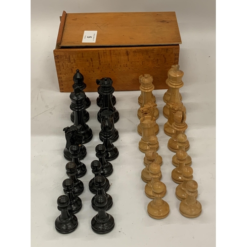 5 - A VINTAGE BOXED STAUTON STYLE EBONISED AND SATINWOOD CHESS SET, (COMPLETE)