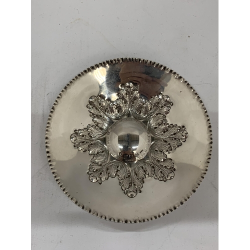 7 - A BIRMINGHAM HALLMARKED SILVER FLORAL DESIGN DISH, DIAMETER 13CM