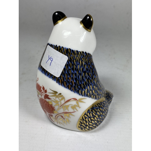 746 - A ROYAL CROWN DERBY IMARI PANDA WITH SILVER STOPPER